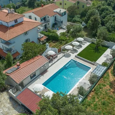 Mit Pool By Interhome * Pula