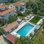 Mit Pool By Interhome * Pula