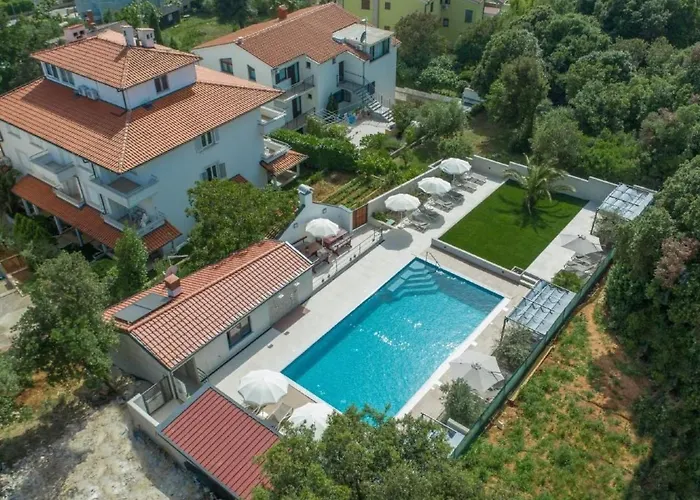 Mit Pool By Interhome * Pula